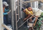 Pembangunan RTLH Milik Ibu Warni Mulai Tunjukkan Hasil, Satgas TMMD Kodim 0817/Gresik dan Warga Kompak Plester Tembok Rumah