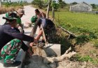 Demi Jalan Desa Lebih Aman, Satgas TMMD Slempit Gresik Benahi Pembatas Gorong-Gorong 