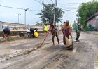 Gotong-Royong TNI dan Warga Warnai Persiapan Aspal Jalan TMMD 128 Gresik