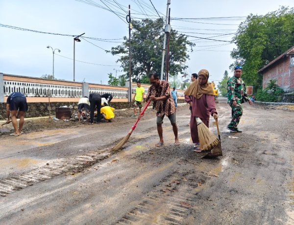 Gotong-Royong TNI dan Warga Warnai Persiapan Aspal Jalan TMMD 128 Gresik