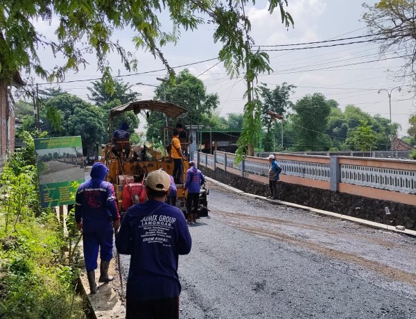 TMMD 128 Kodim Gresik Percepat Pengaspalan Jalan Desa Slempit